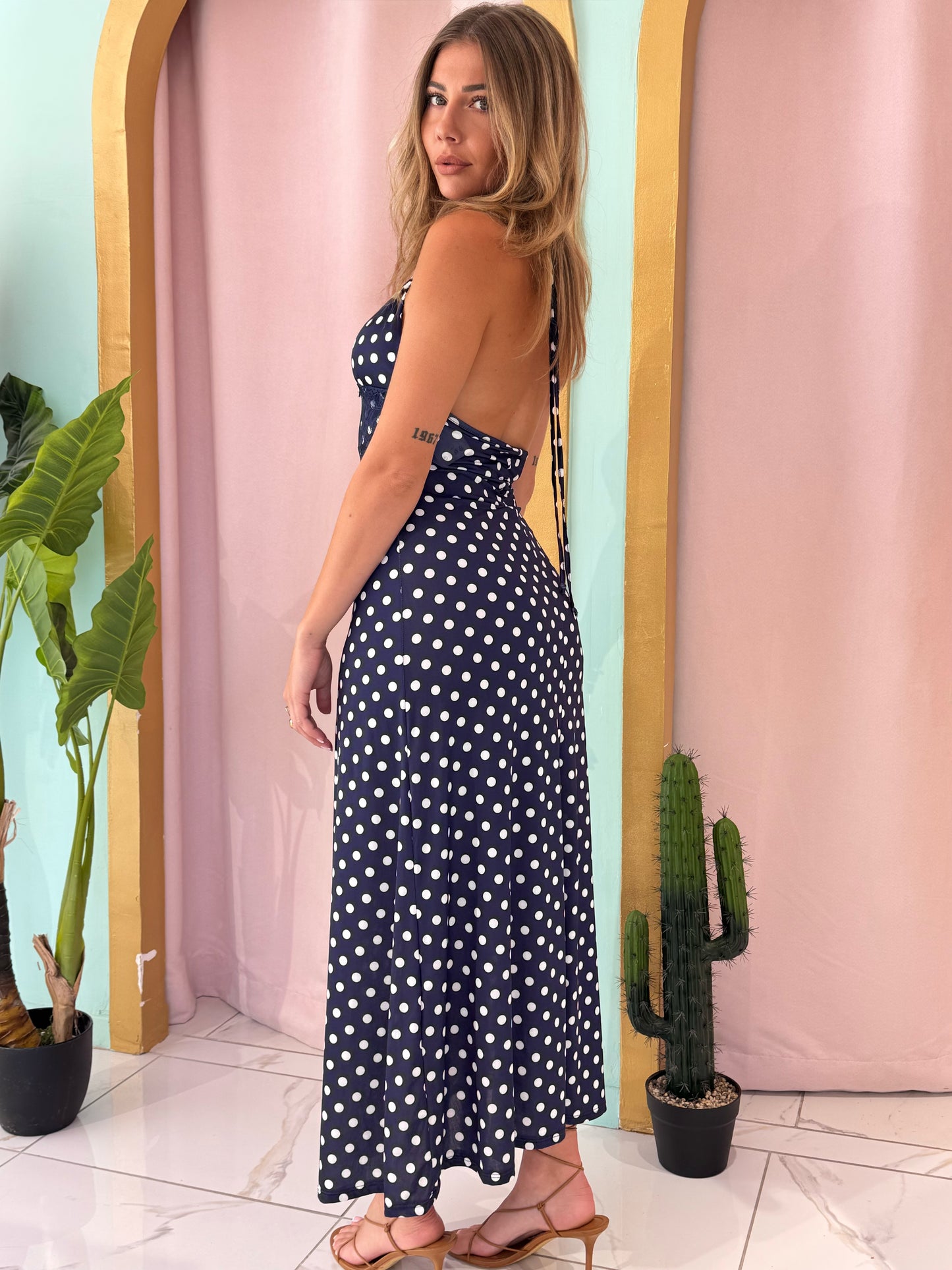 Robe longue a pois nouable dans la nuque - bleu marine