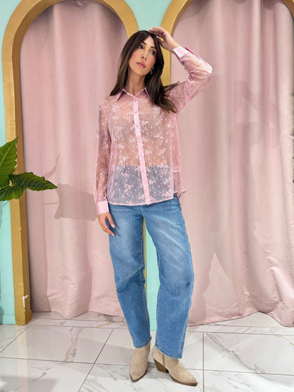 Chemise dentelle élégante et transparente rose pastel