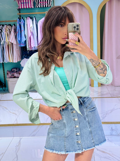 Jupe-short en jean clair boutonnée 