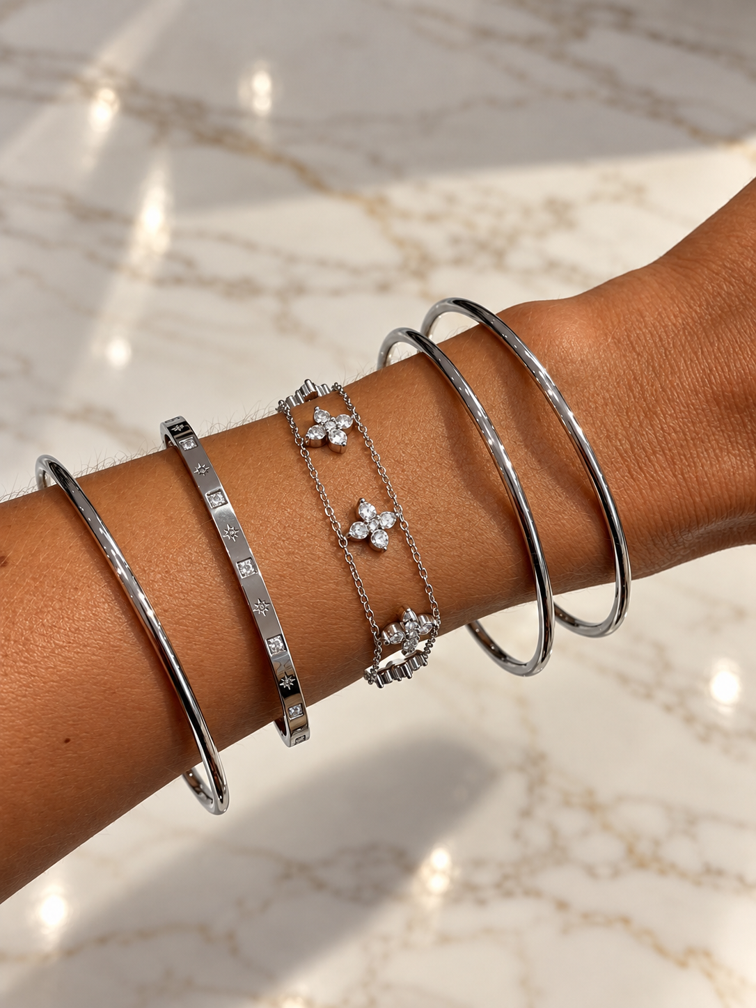 Bracelet double chaîne avec trèfles à 4 feuilles