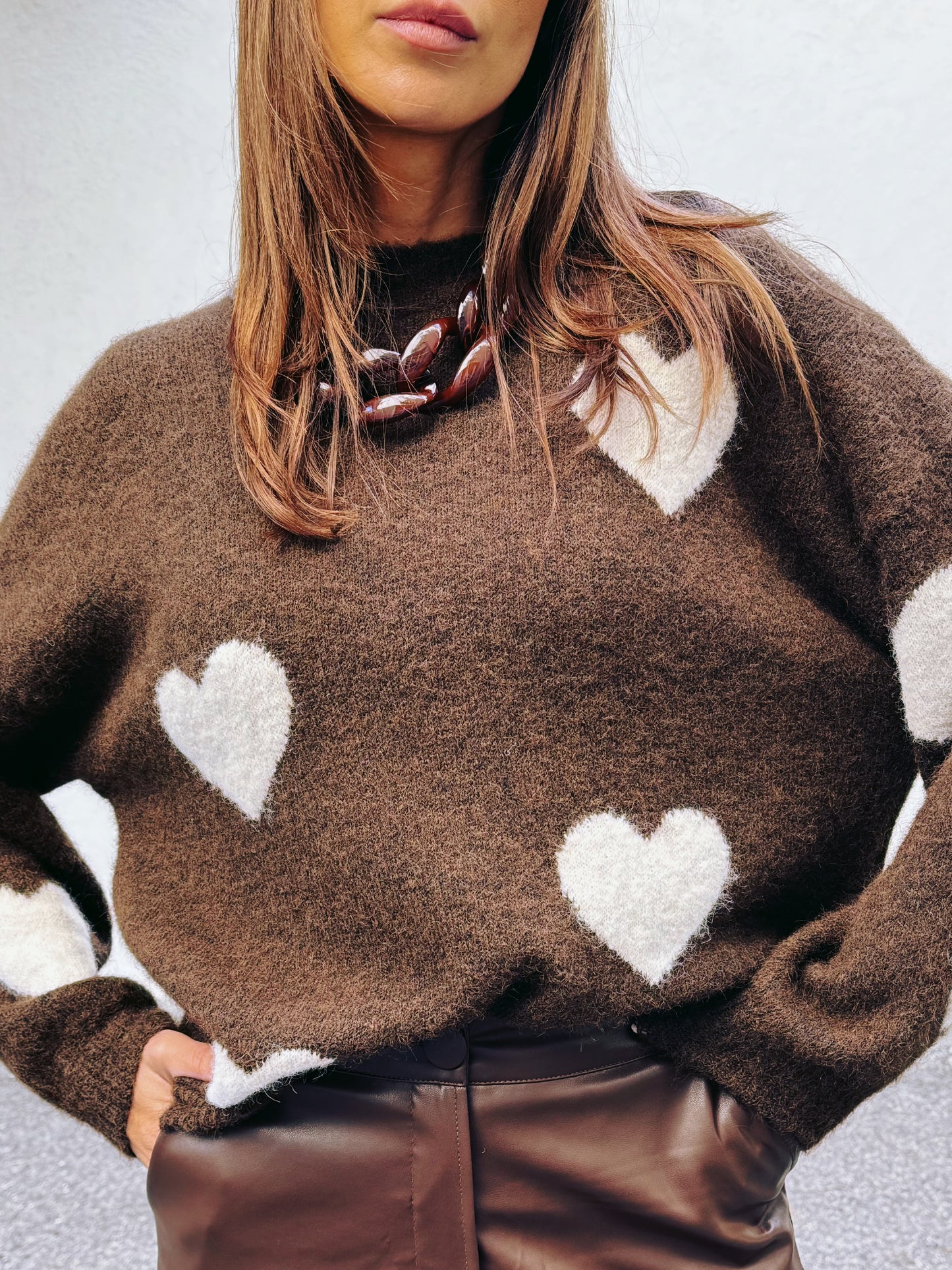 Pull doux à cœurs – chocolat