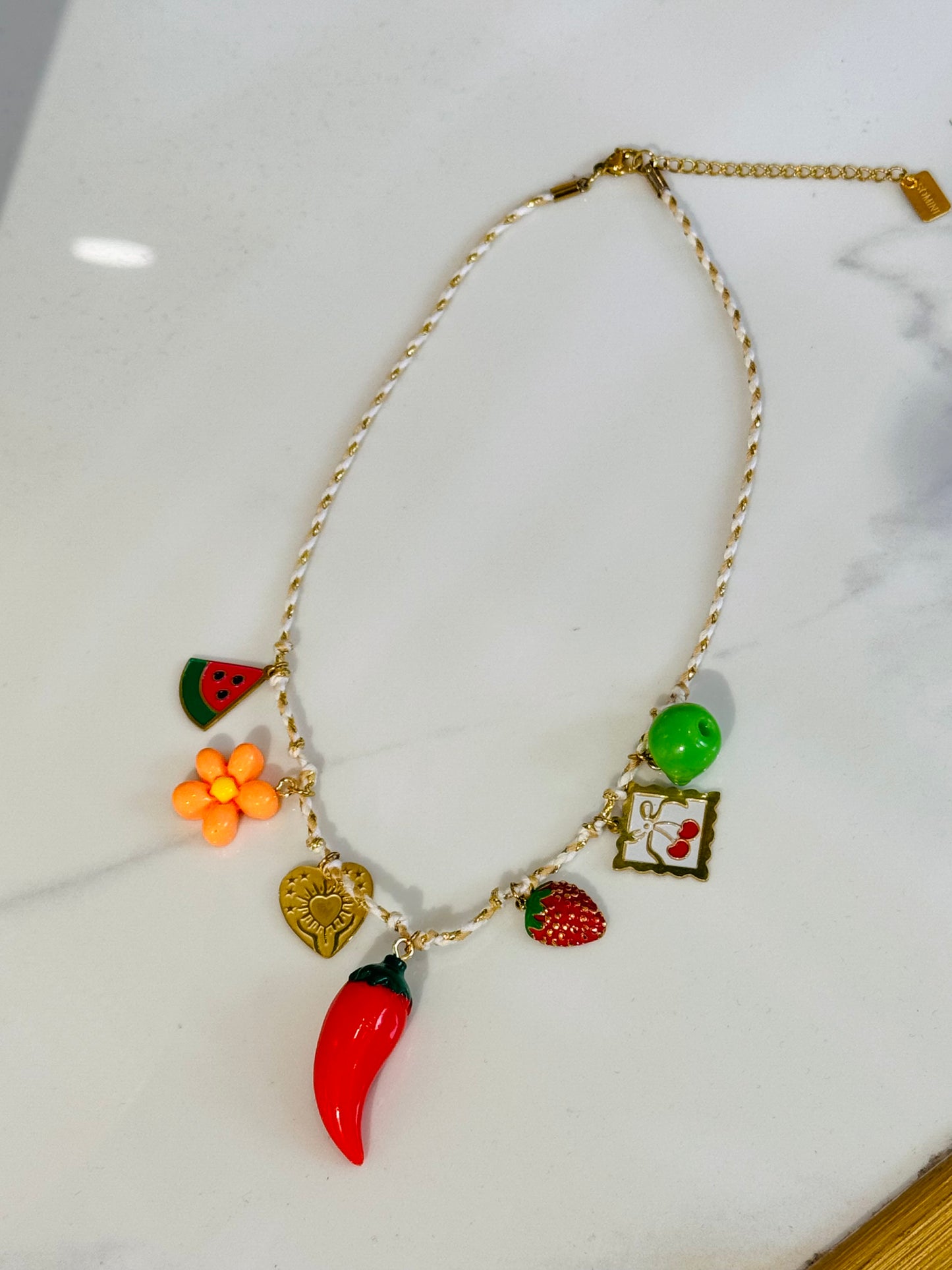 Collier charms sur cordon piment & compagnie