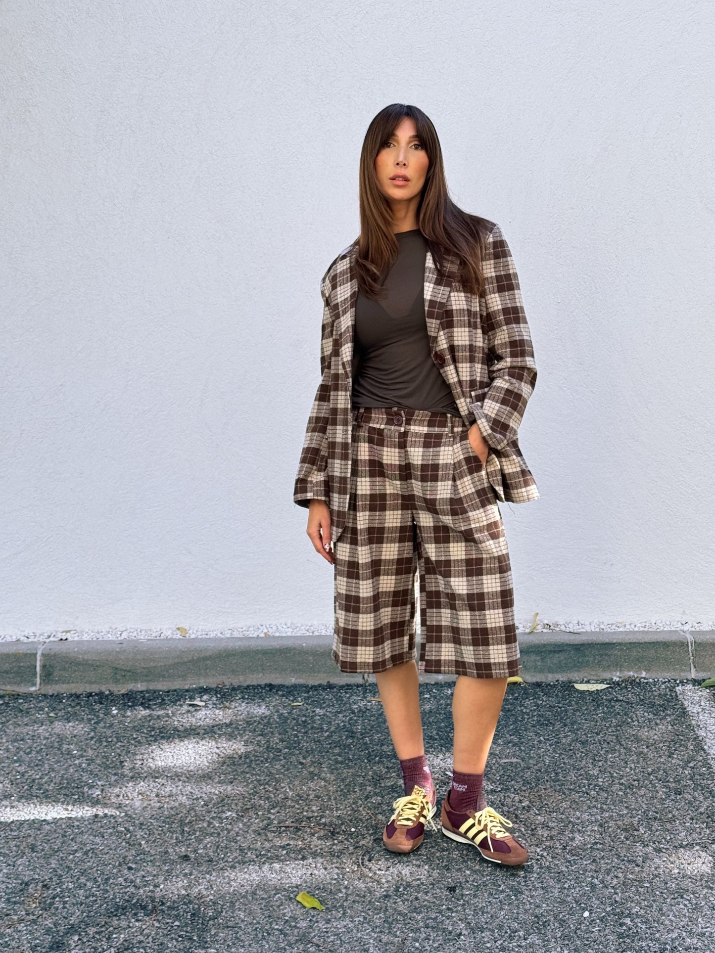 Ensemble veste tailleur & bermuda à carreaux marron