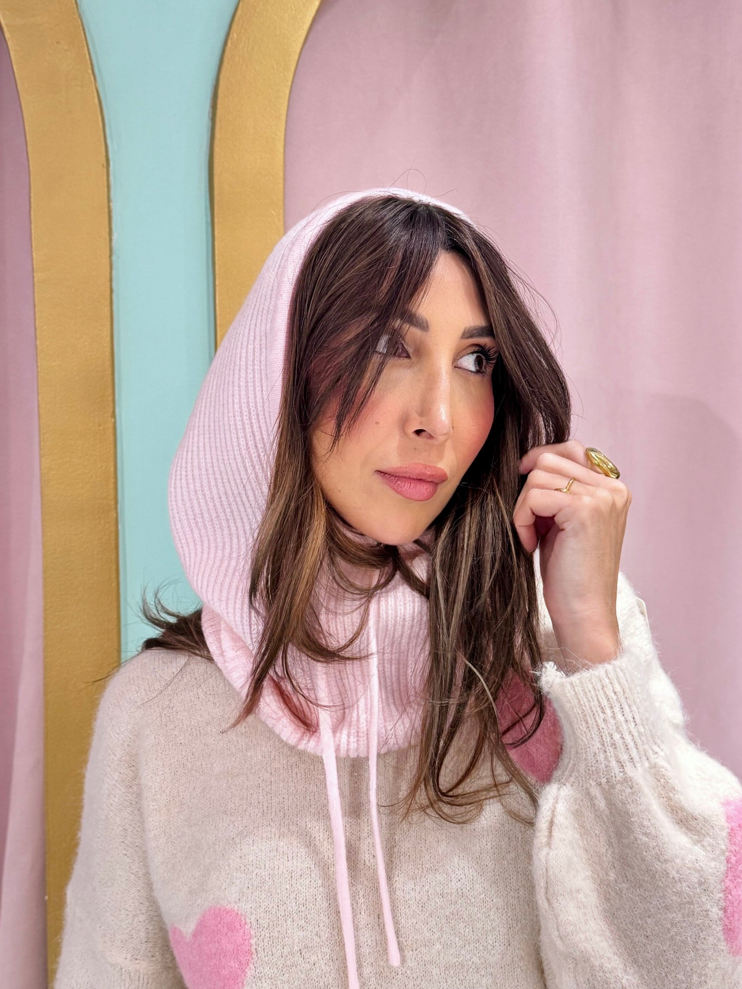Cagoule capuche en maille rose pastel
