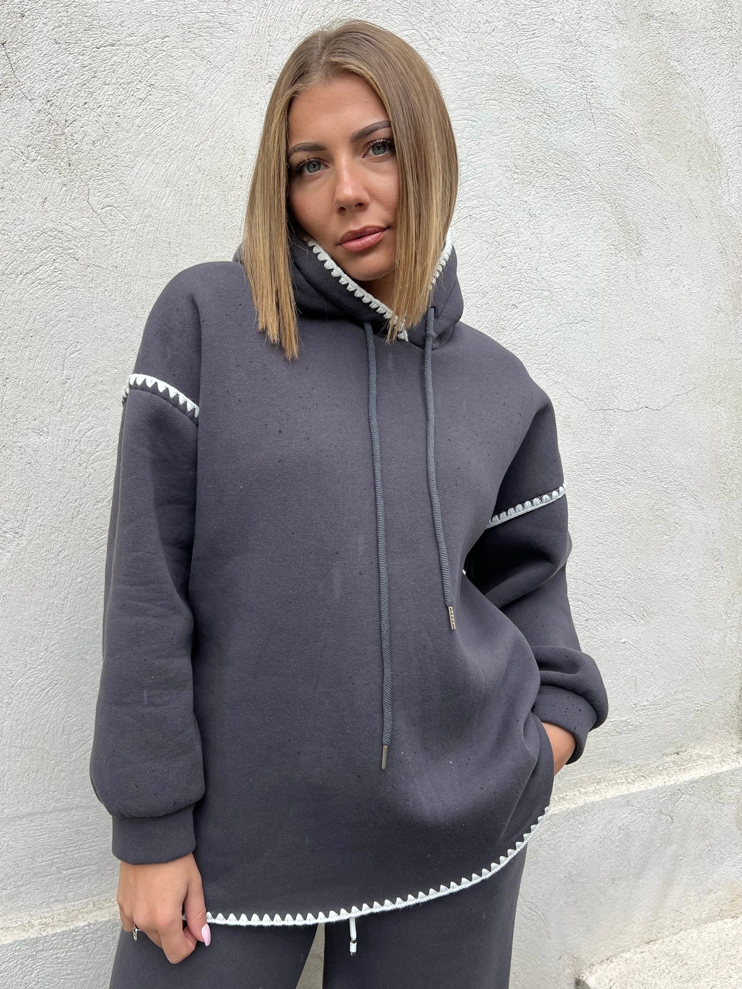 Sweat à capuche oversize a détails coutures coloris gris