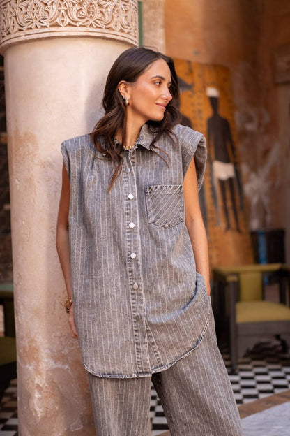 Veste sans manches oversize avec épaulette rayée grise