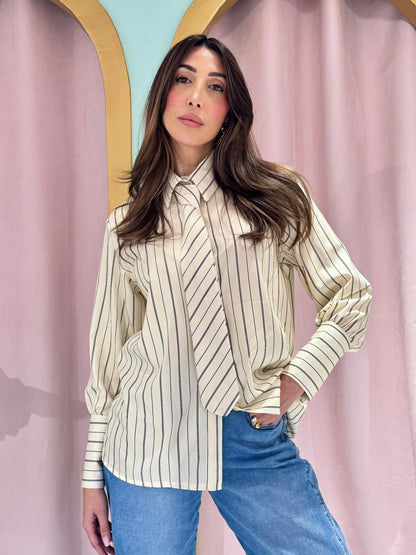 Chemise rayée avec épaulettes et cravate jaune