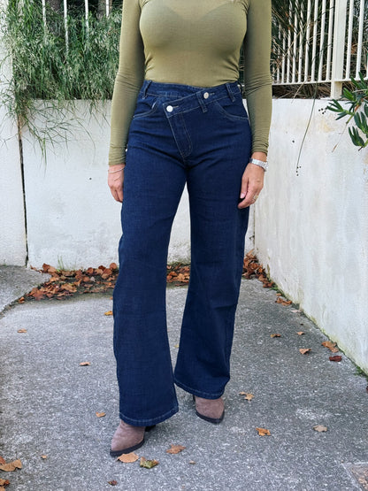 Jean brut asymétrique – coupe ballon