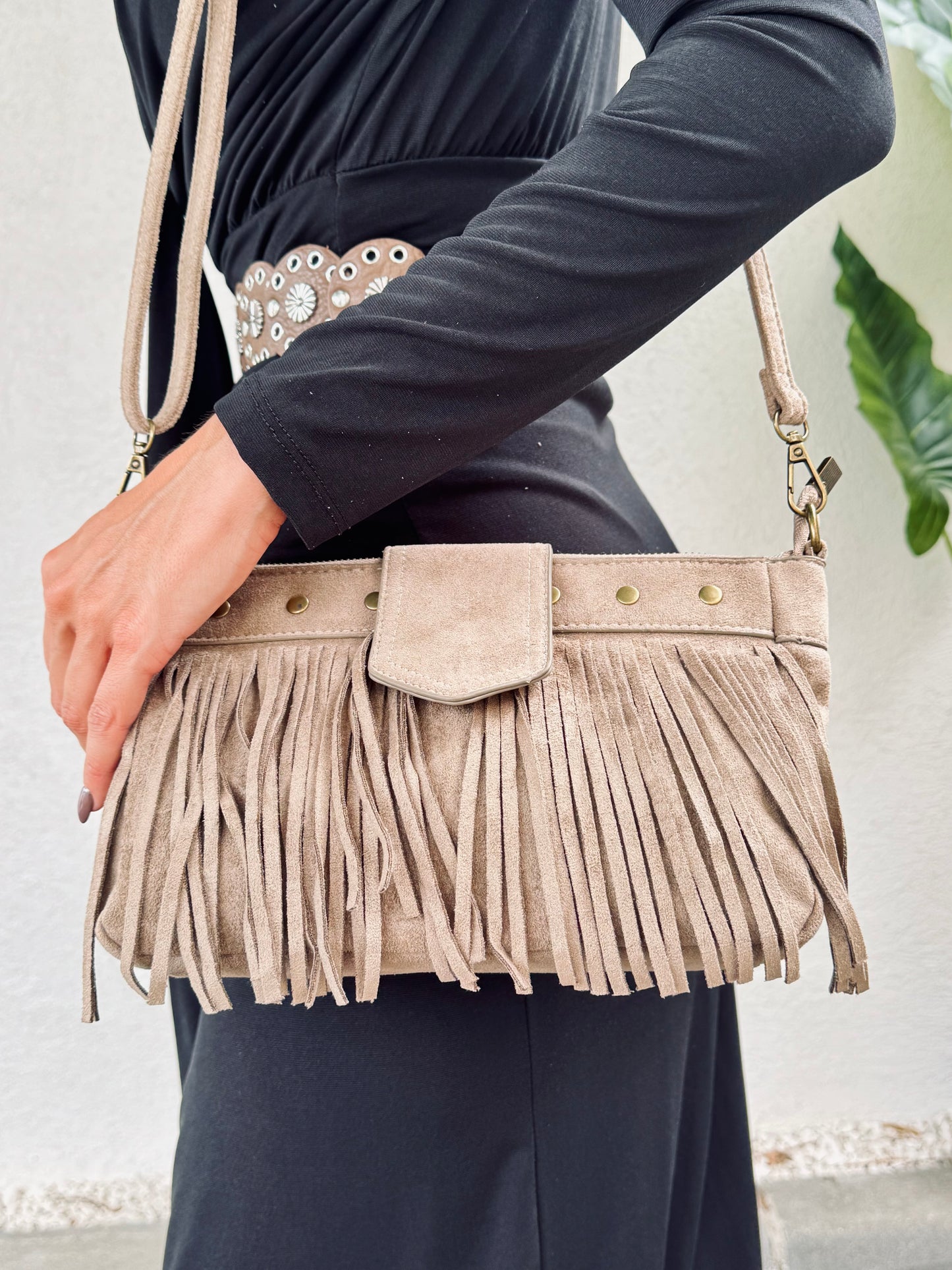 Sac pochette à franges – Bandoulière réglable – Façon nubuck beige
