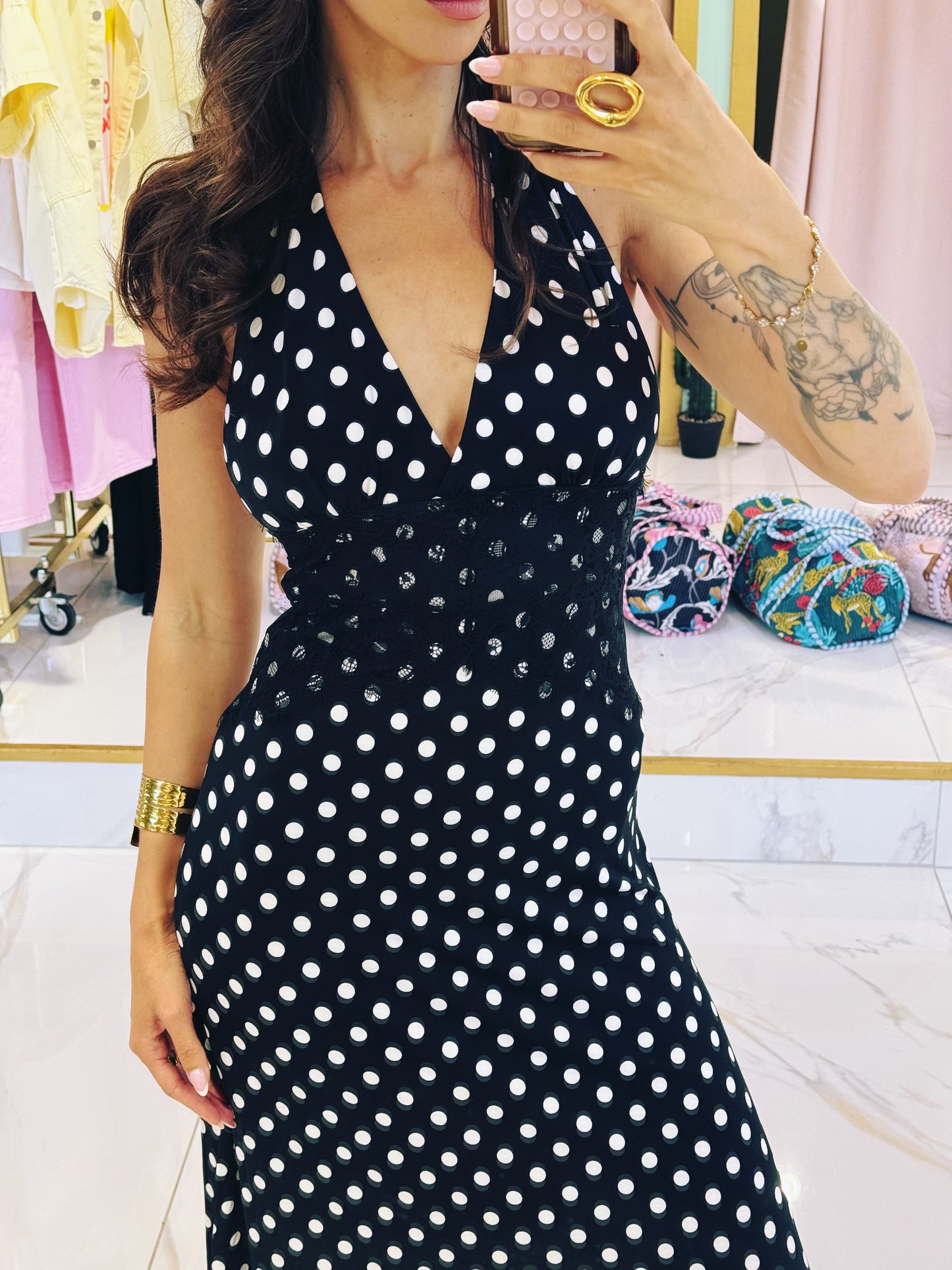 Robe longue a pois nouable dans la nuque - noire
