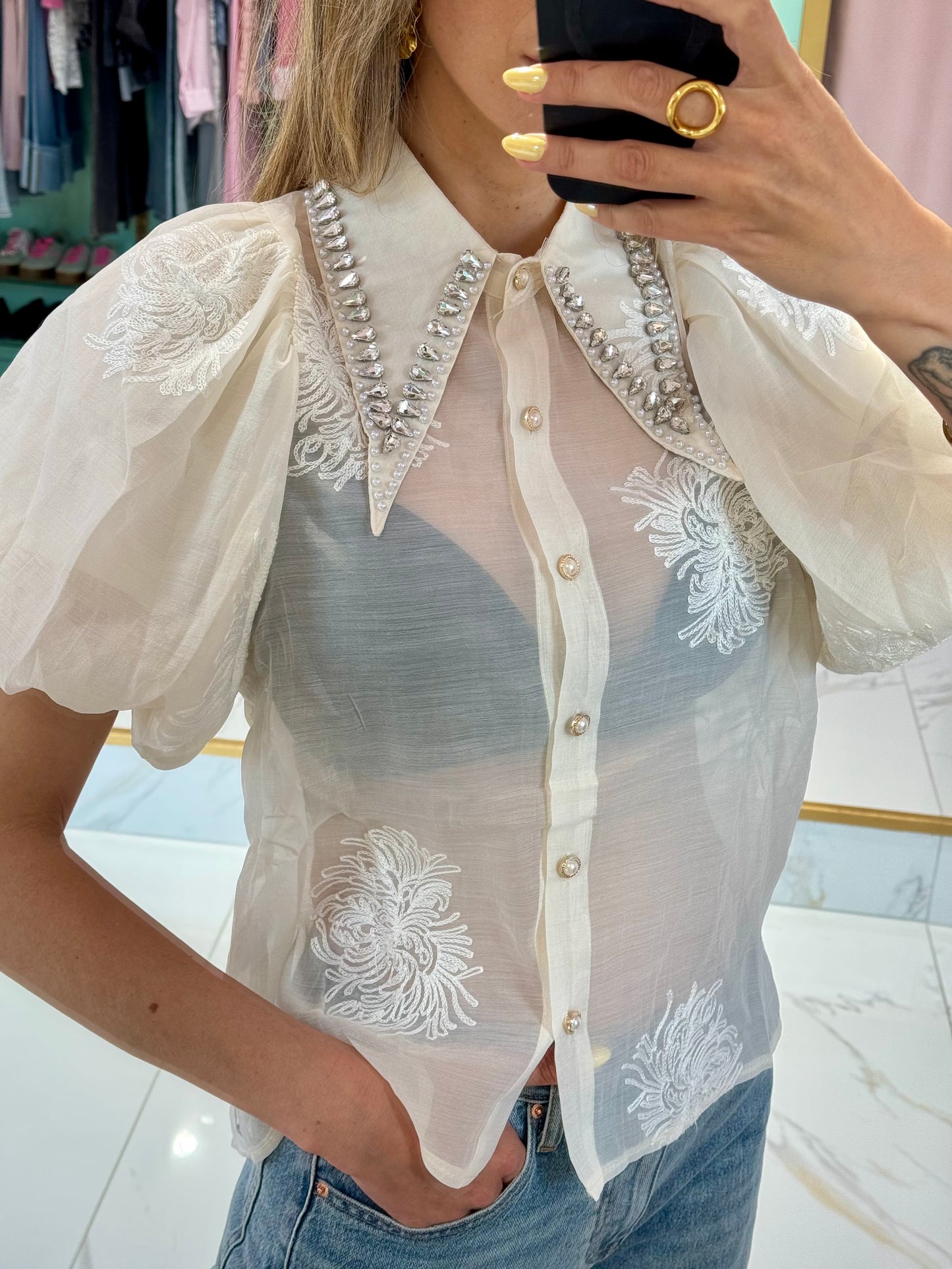 Chemise transparente brodée à col strass