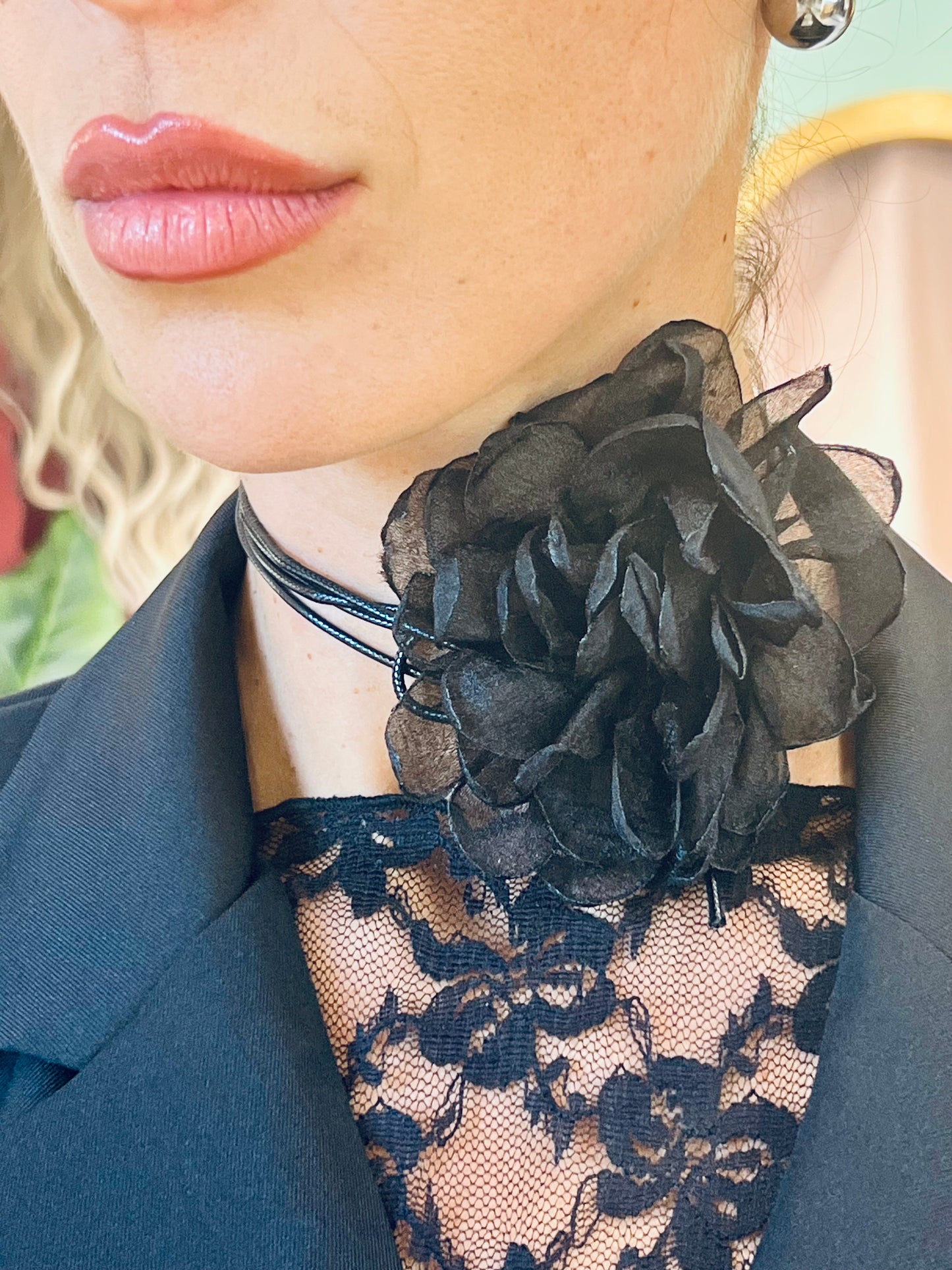 Collier chocker lacet fleur noire