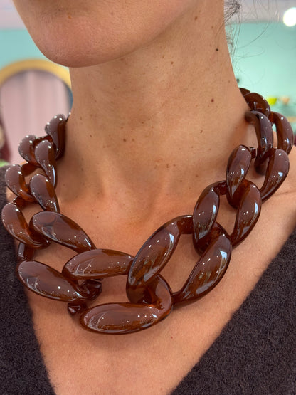 Collier maillon xl en résine chocolat au lait