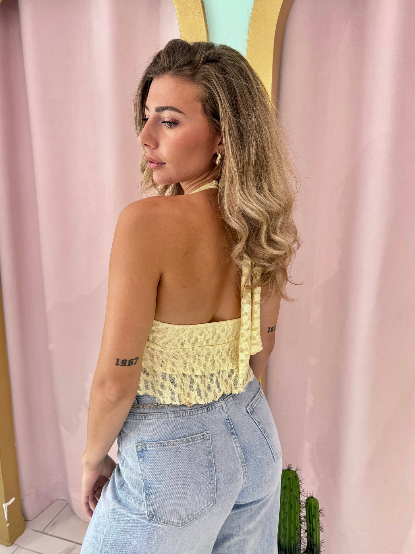 Top dentelle avec broche soleil- jaune
