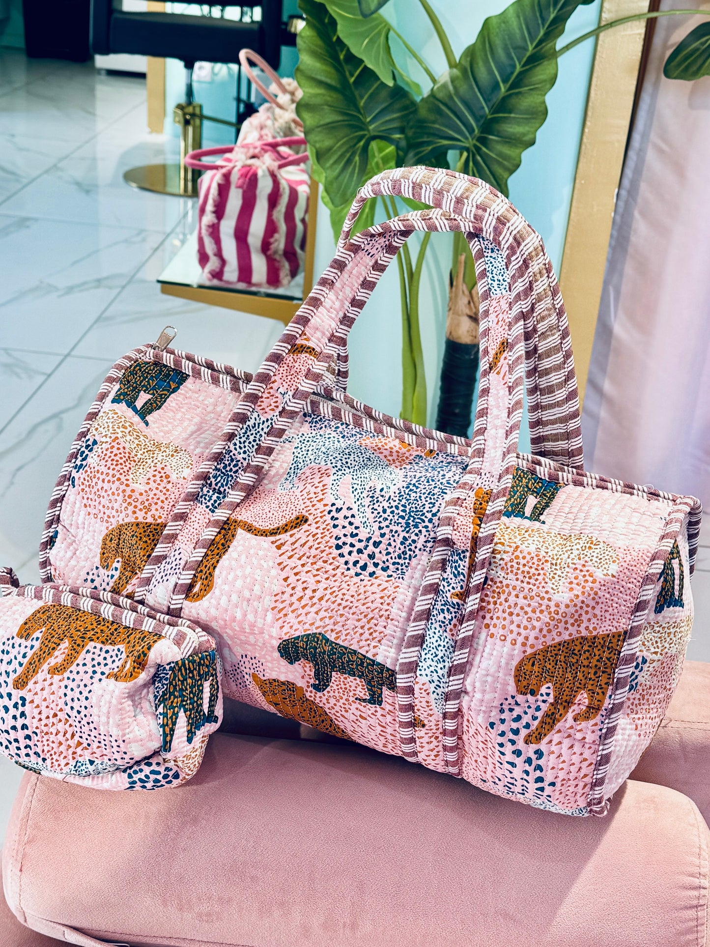 Sac week-end matelassé + pochette offerte - rose pastel & tigres