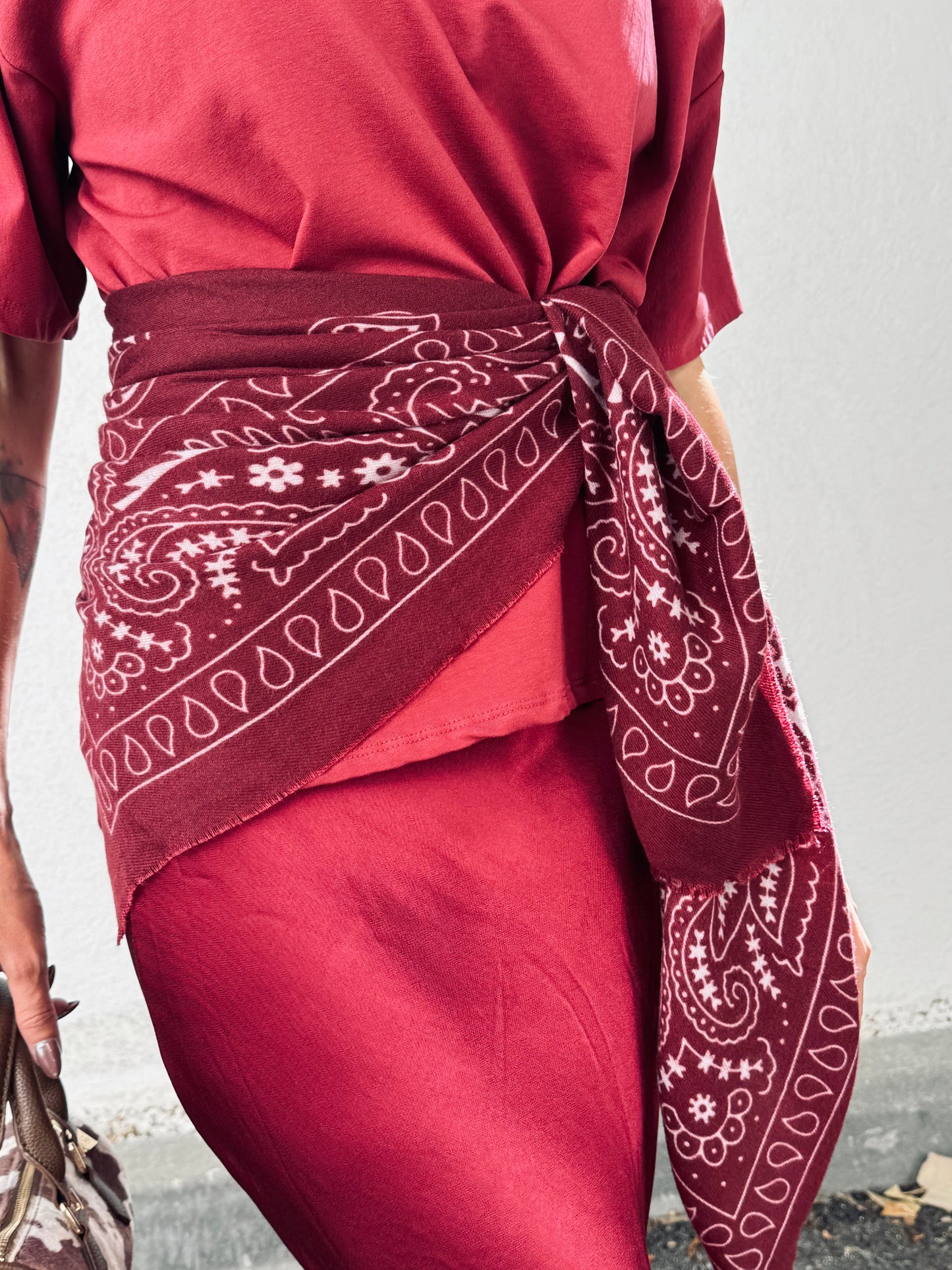 Grand chèche imprimé style bandana – bordeau & écru