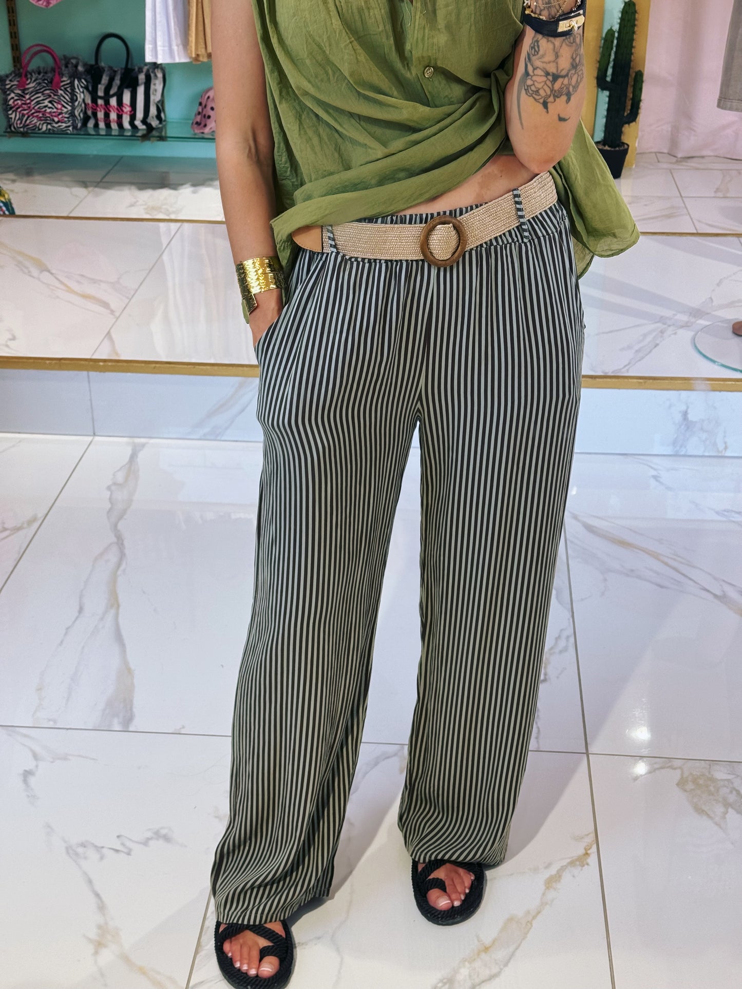 Pantalon fluide à fines rayures chocolat - pistache
