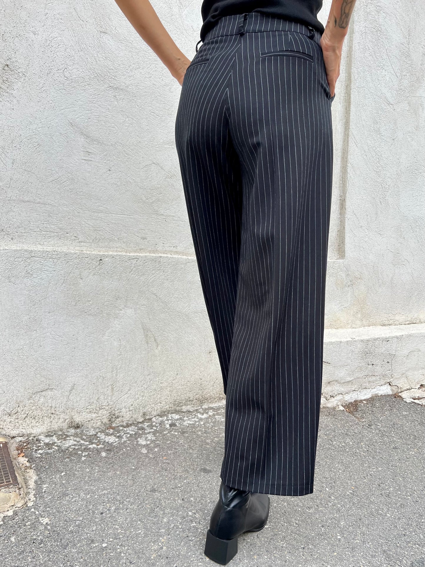 Pantalon tailleur hivernal à fines rayures noir