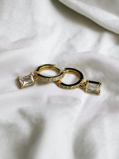 Boucle d’oreille petit anneau et carré strass gamme spacy ( disponible en doré et argenté )