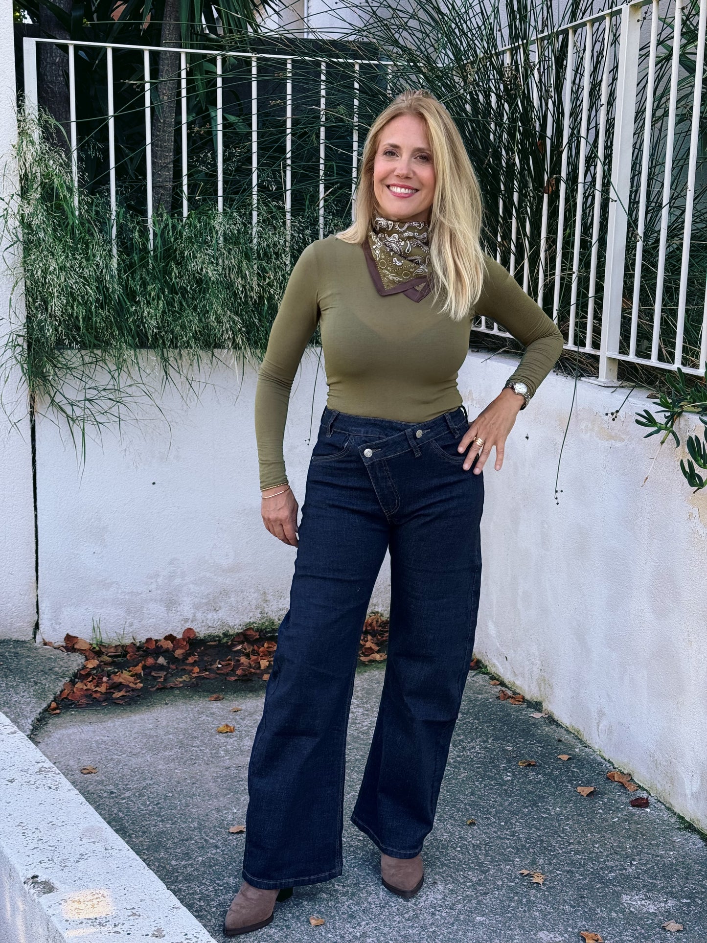 Jean brut asymétrique – coupe ballon