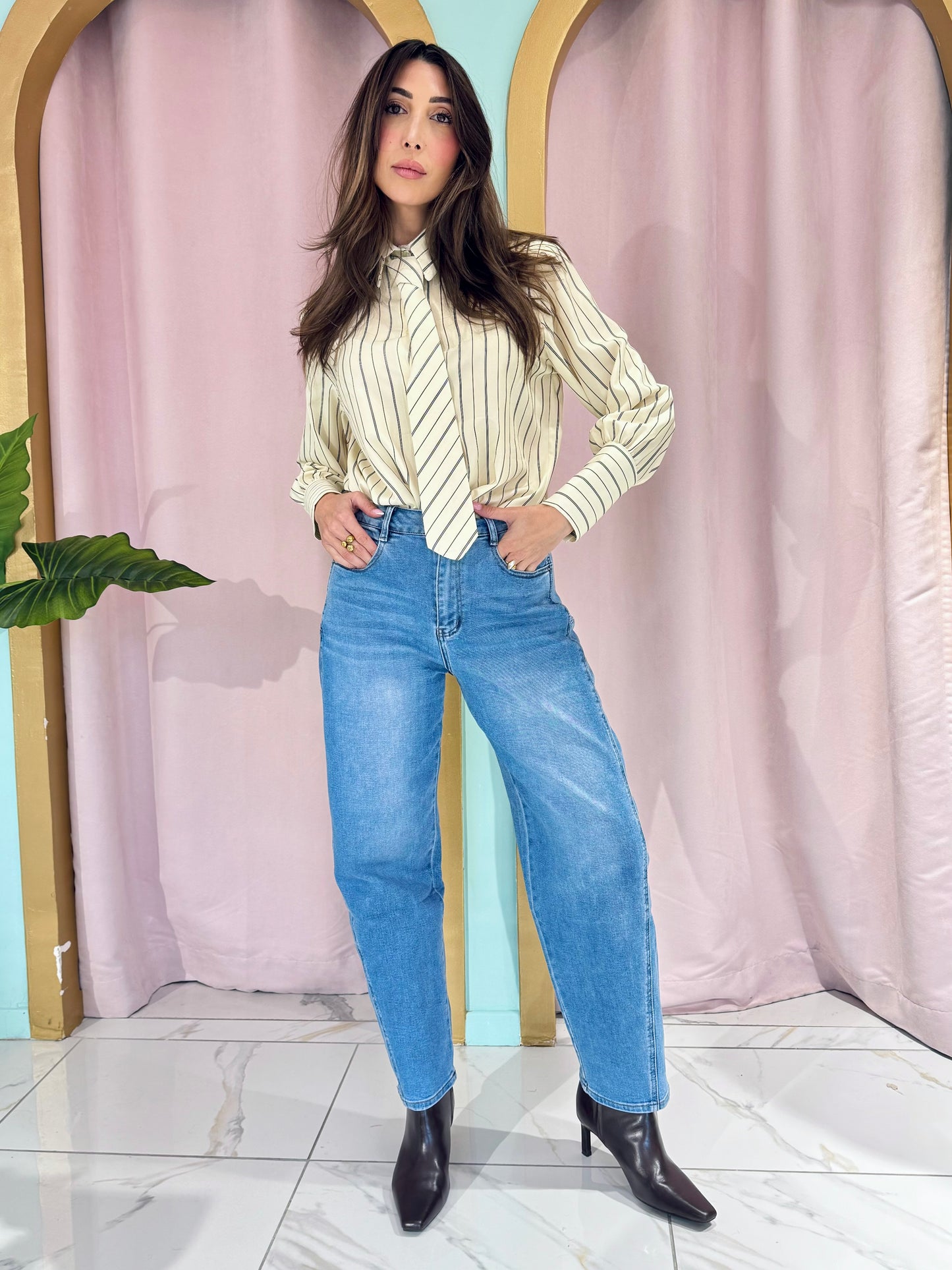 Chemise rayée avec épaulettes et cravate jaune