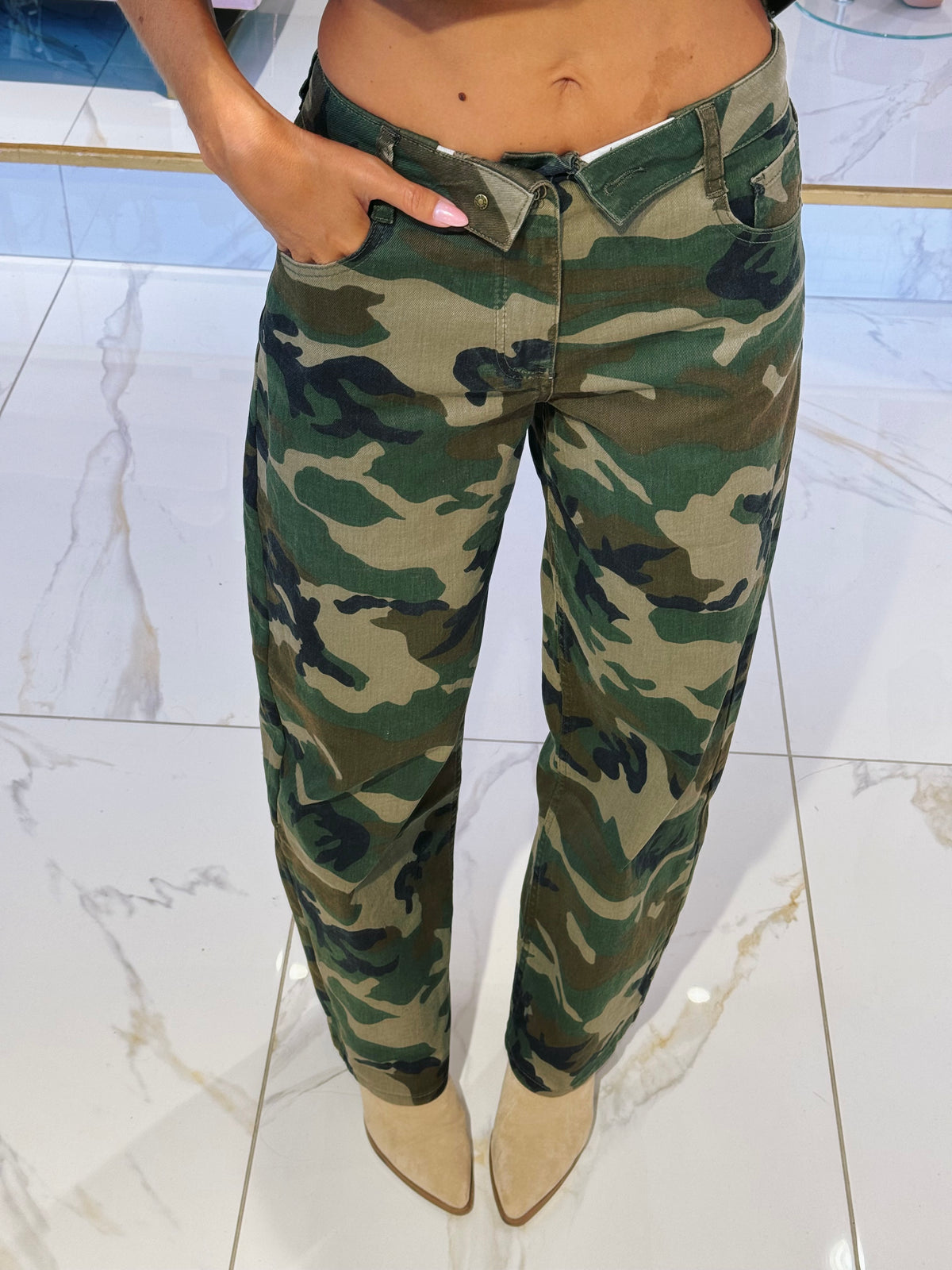 Jean Marivy Straight High Rise – Ceinture Revers motif militaire