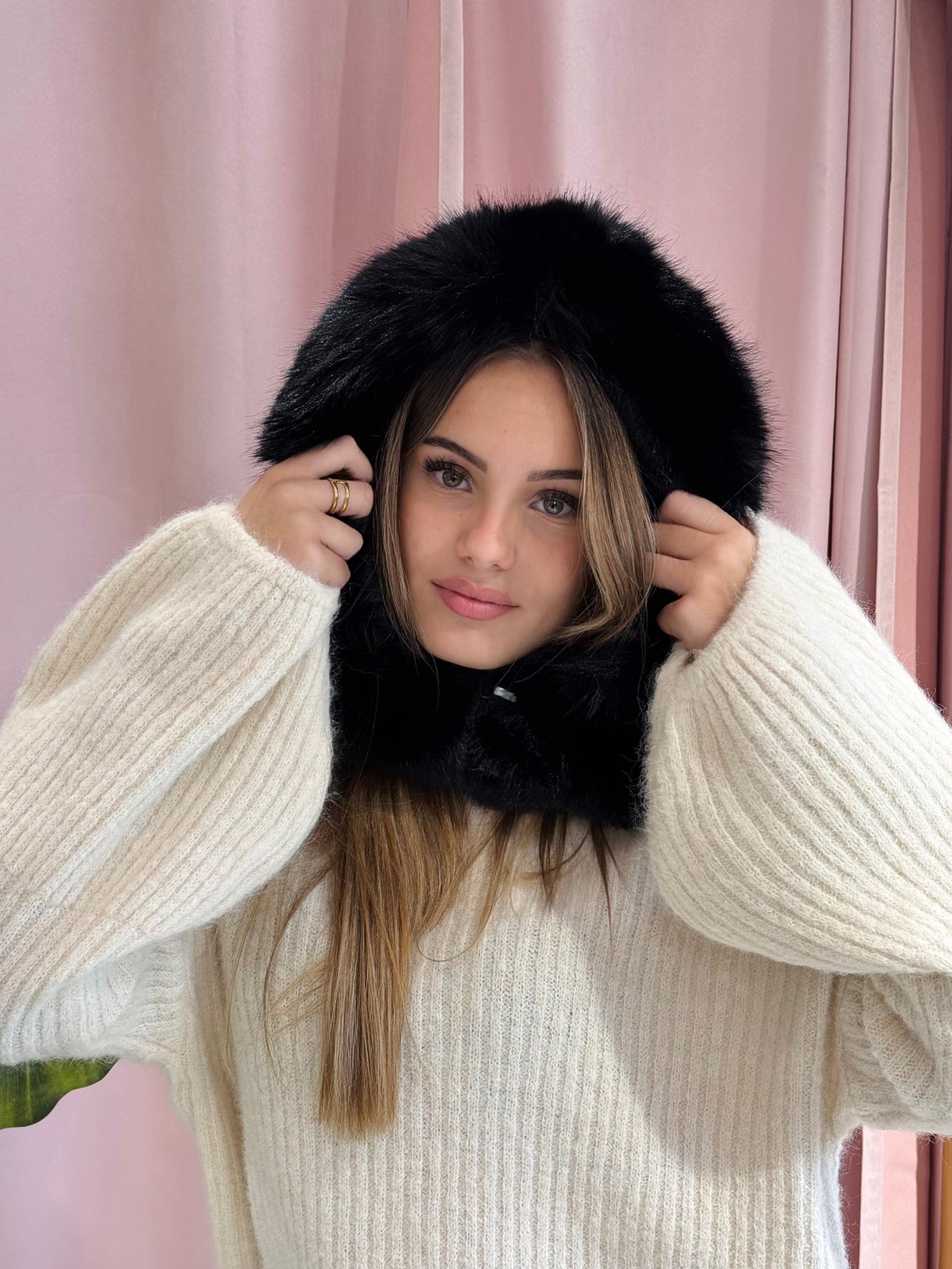 Cagoule capuche fausse fourrure noire