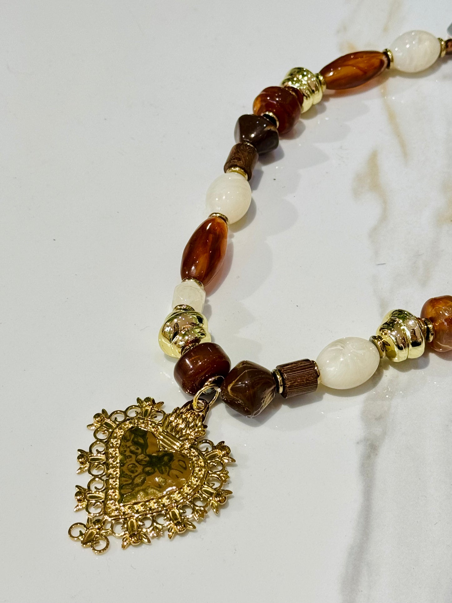 Collier perle et cœur chocolat