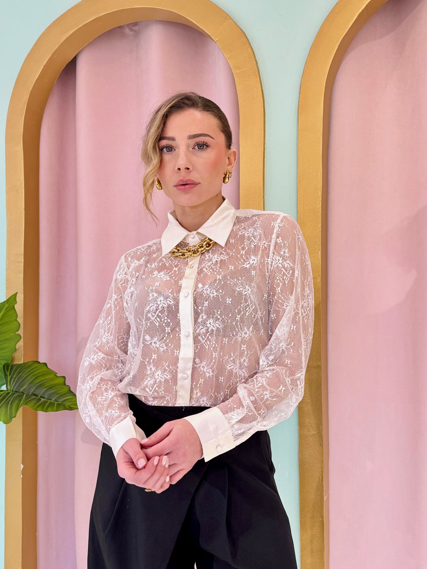 Chemise dentelle élégante et transparente écru