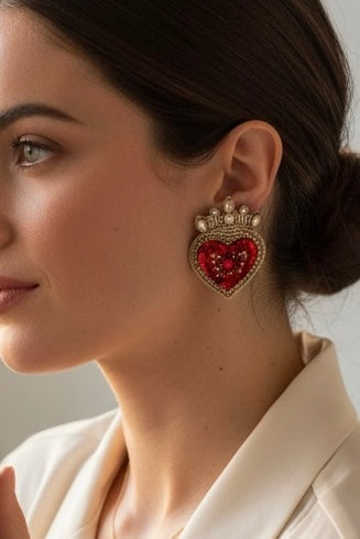Boucles d’oreilles brodées à la main- cœur de roi rouge