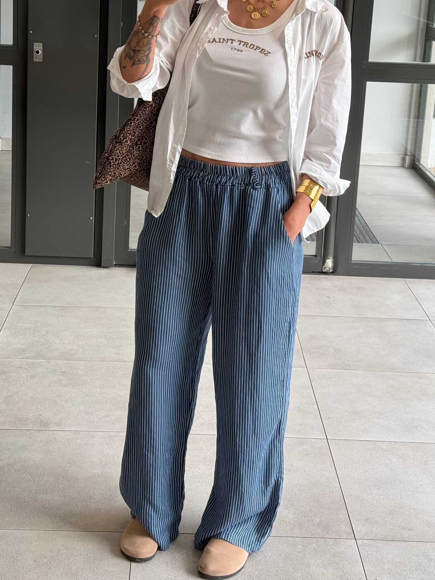Pantalon bleu à fines rayures fluide