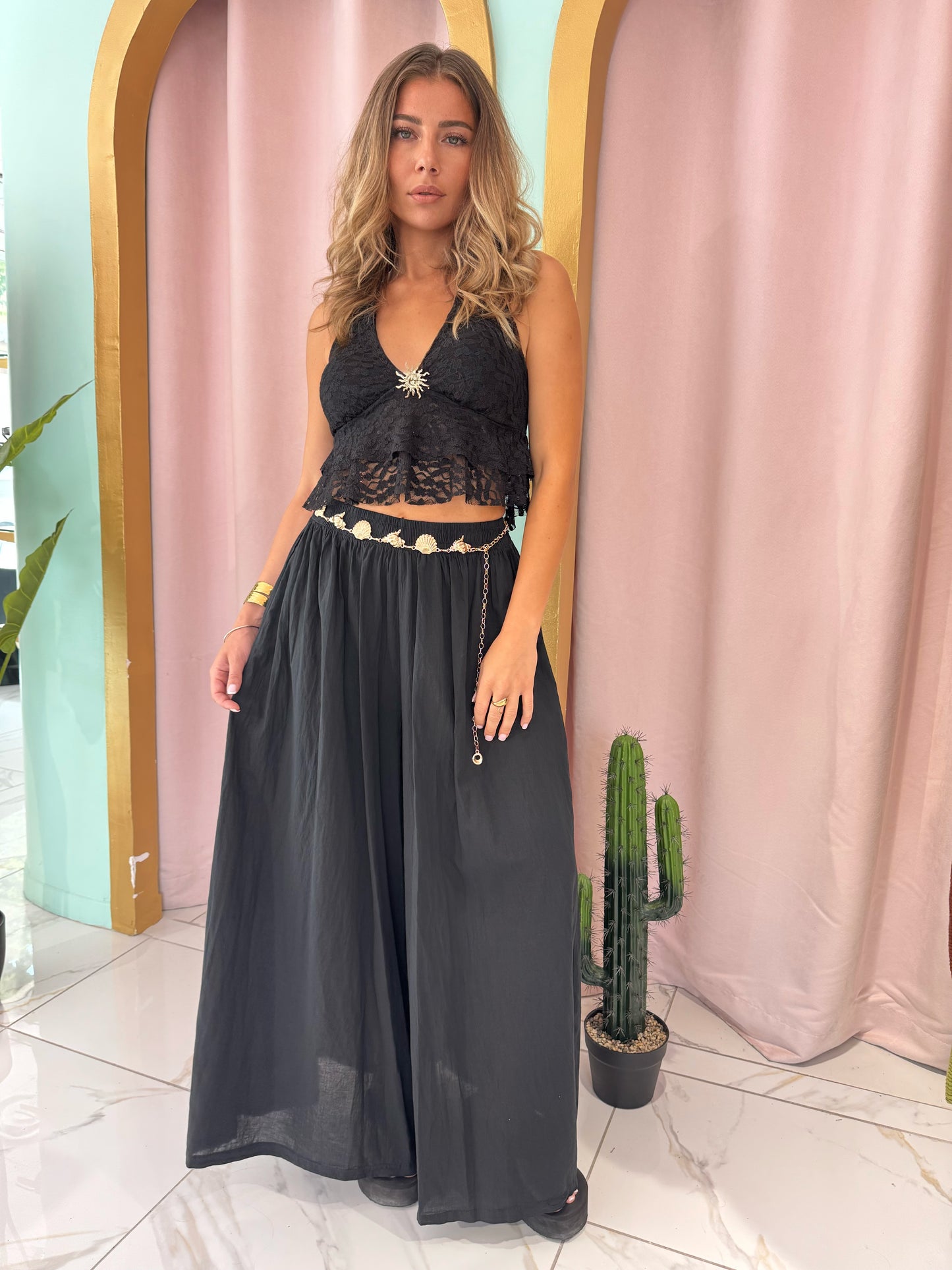 Top dentelle avec broche soleil- noir