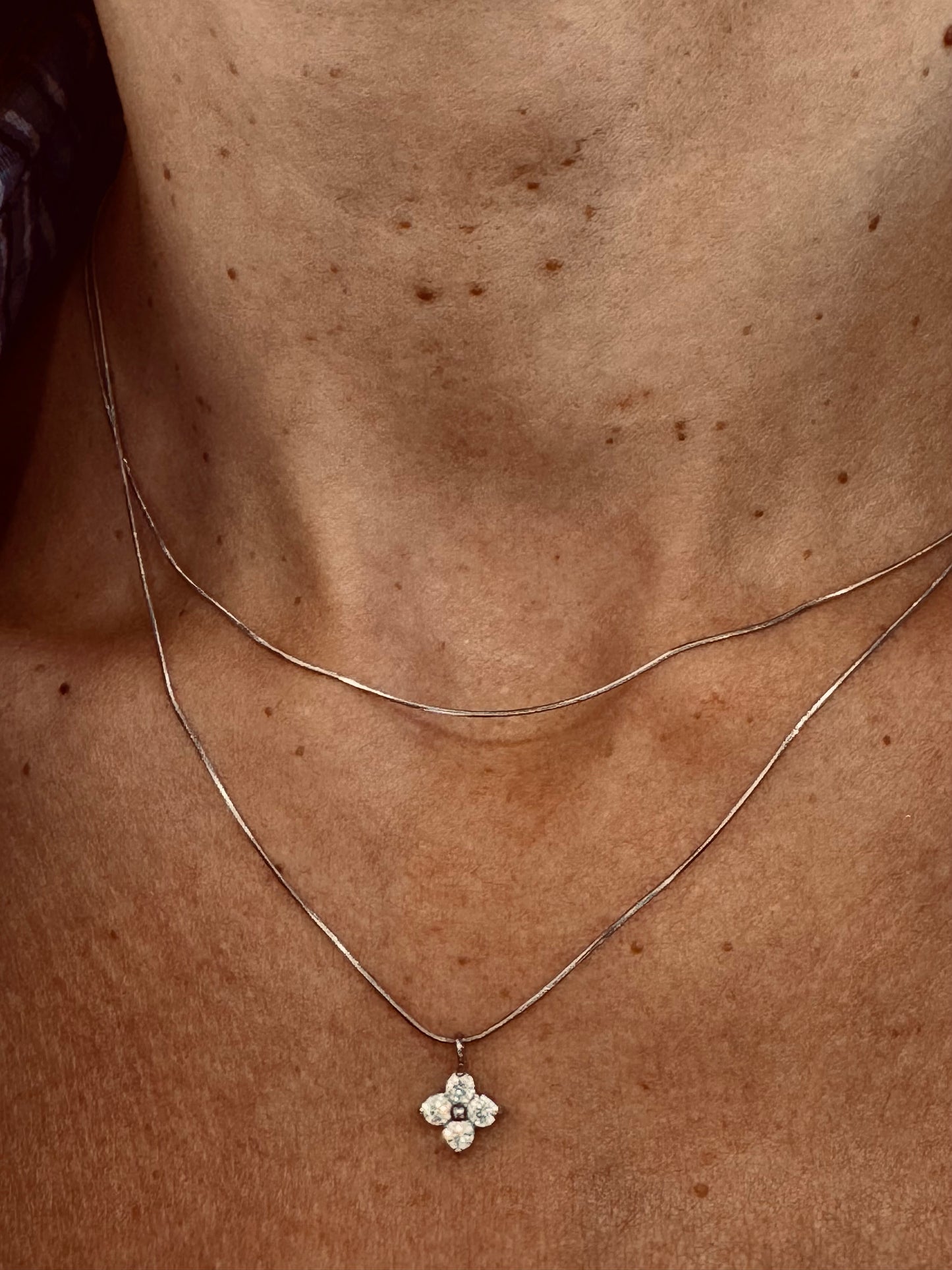 Collier fin double rang et fleur strass argent
