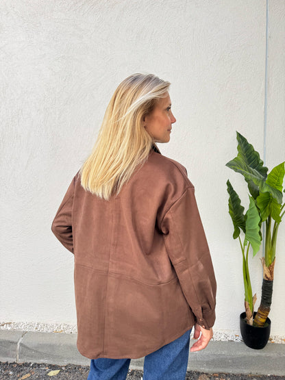 Sur chemise façon daim chocolat