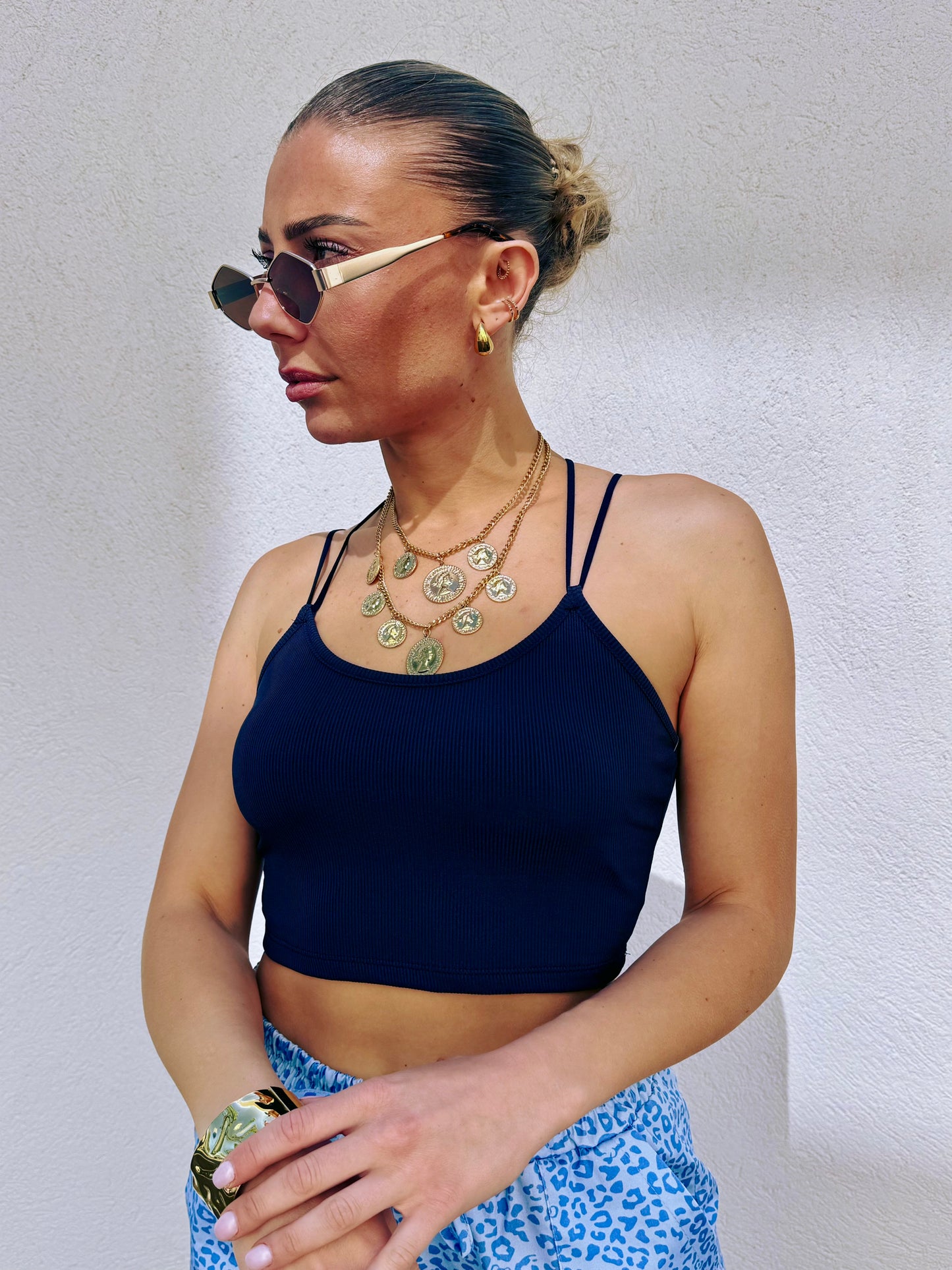 Crop Top à Coques – Dos Croisé & Maille Côtelée bleu marine