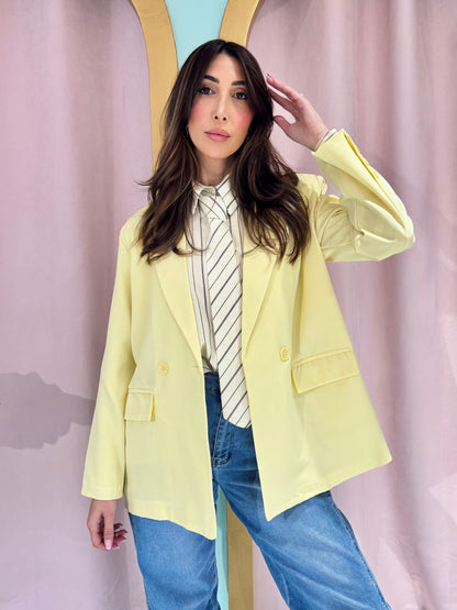 Chemise rayée avec épaulettes et cravate jaune