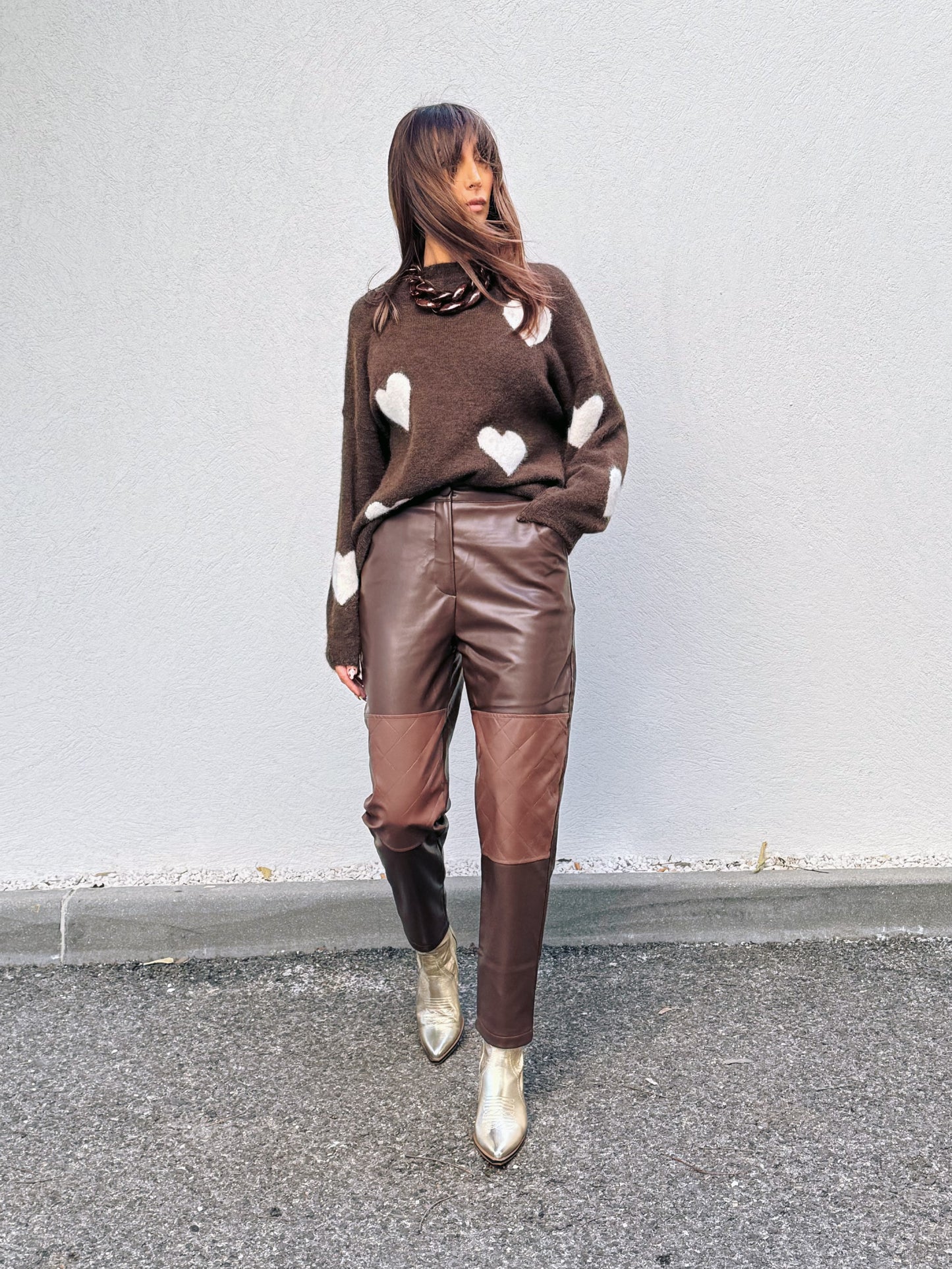 Pull doux à cœurs – chocolat