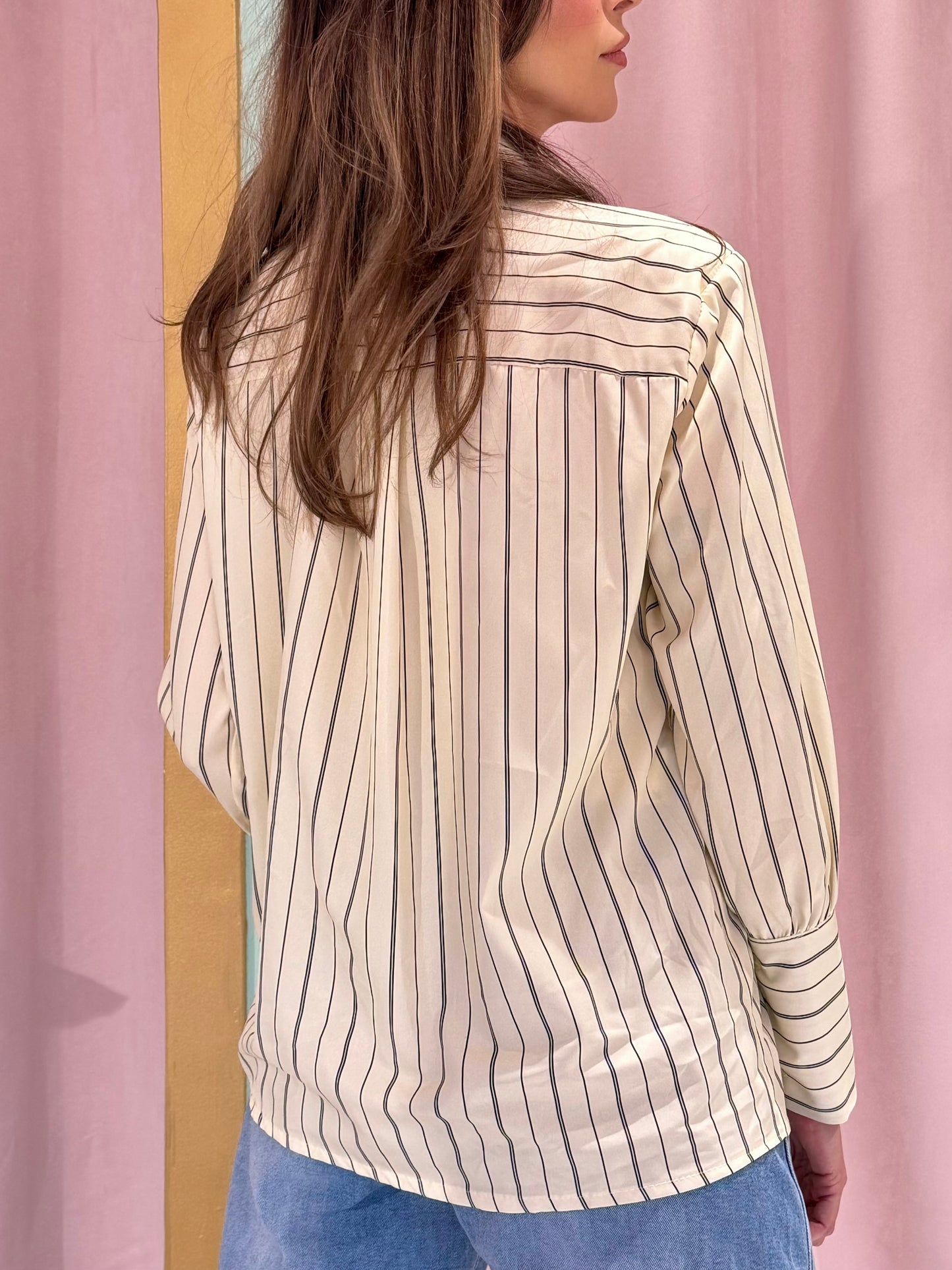 Chemise rayée avec épaulettes et cravate jaune