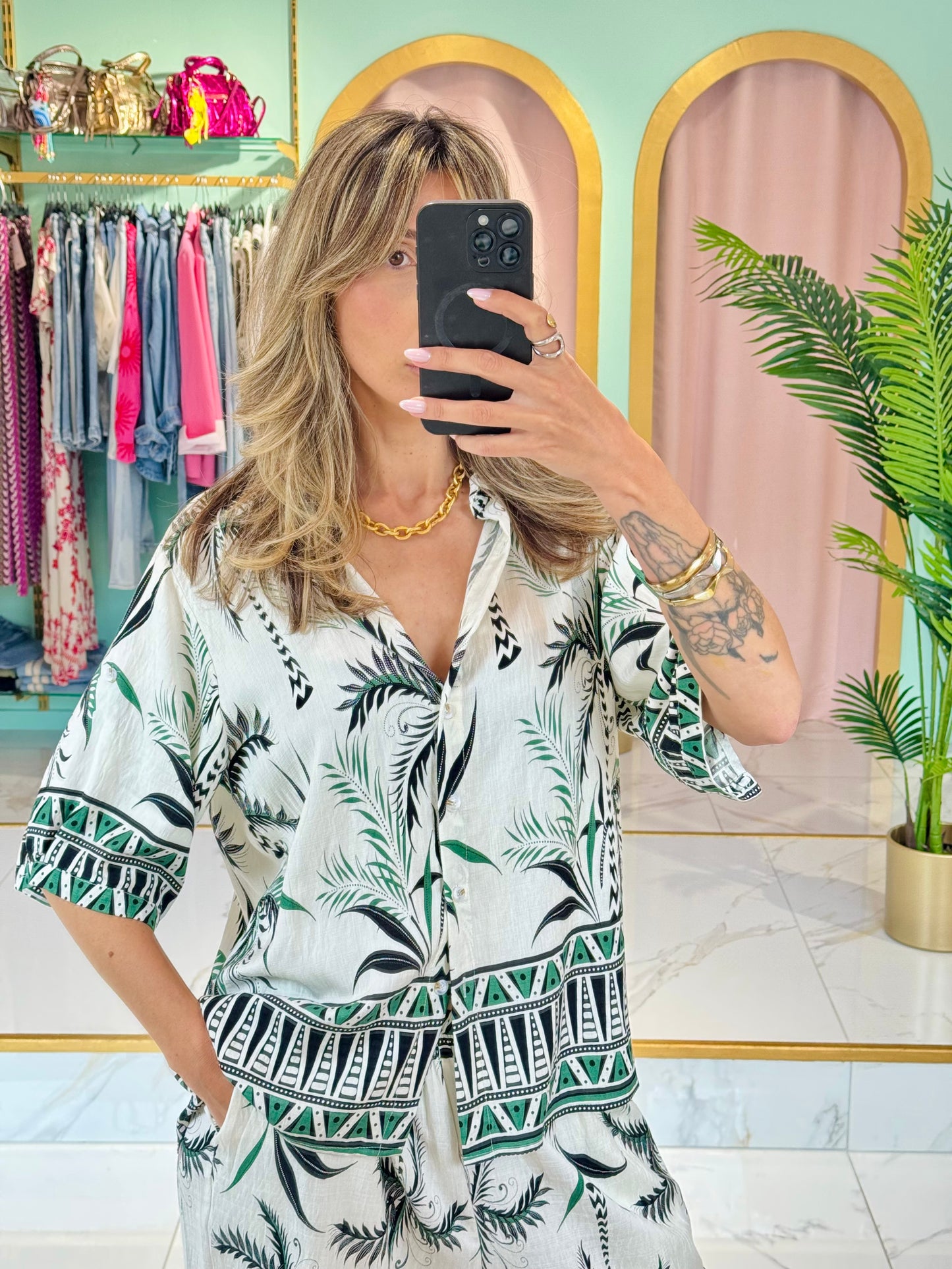 Ensemble estival imprimé palmiers – Chemise + pantalon fluide coloris vert