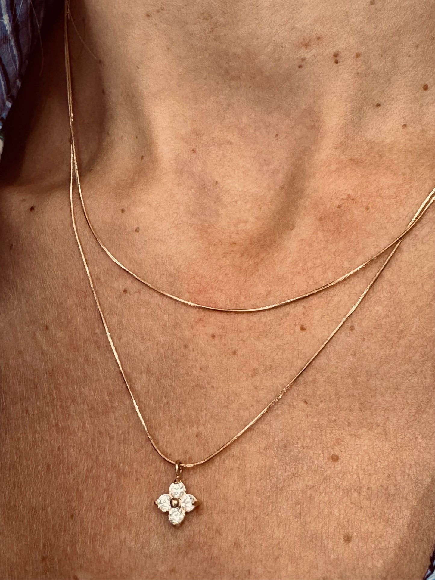 Collier fin double rang et fleur strass or