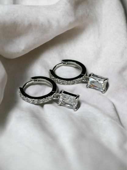 Boucle d’oreille petit anneau et carré strass gamme spacy ( disponible en doré et argenté )