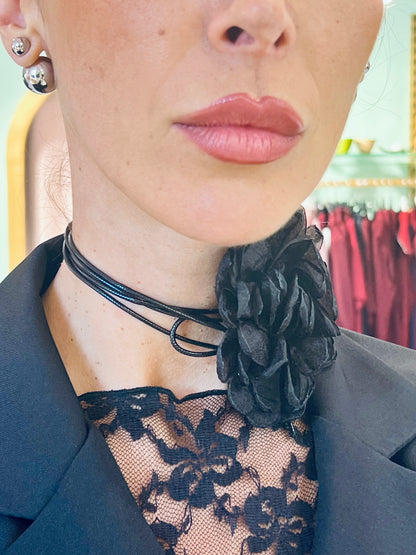 Collier chocker lacet fleur noire