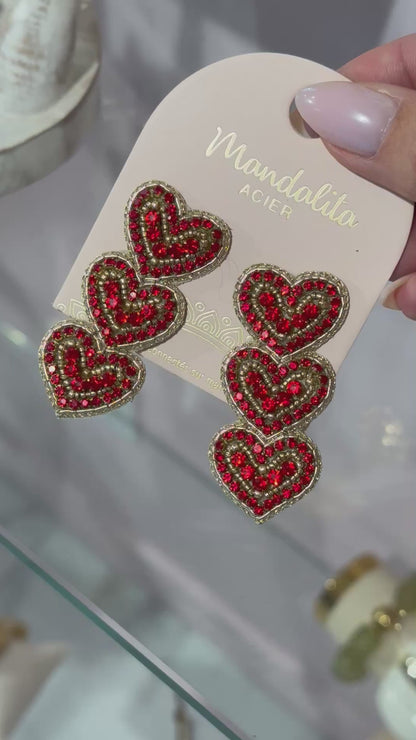 Boucles d’oreilles brodées à la main- cascade de cœur rouge