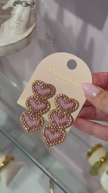 Boucles d’oreilles brodées à la main- cascade de cœur rose