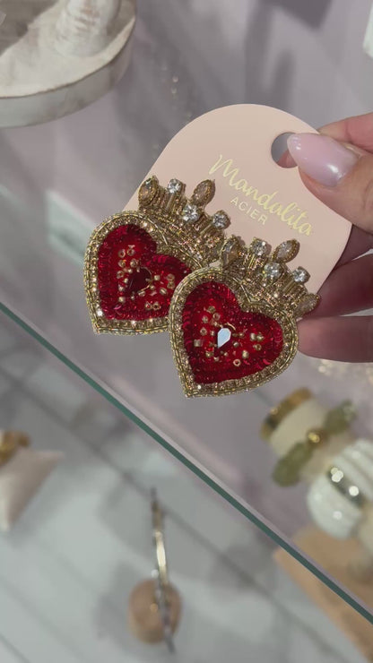 Boucles d’oreilles brodées à la main- cœur de roi rouge